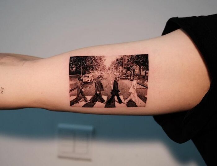 Tatouage réaliste The Beatles Abbey Road