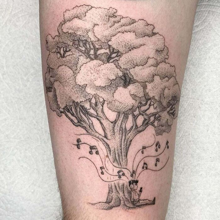 Tatouage musique sous un arbre
