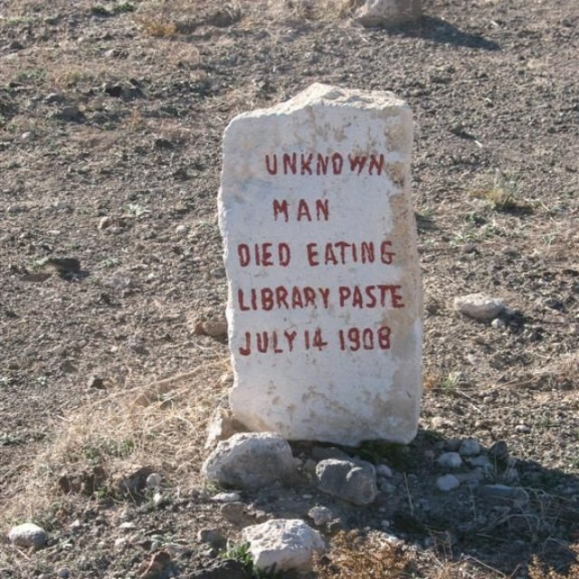 À Goldfield, Nevada, il y a une tombe pour un inconnu qui est mort en mangeant de la pâte de bibliothèque en 1908.