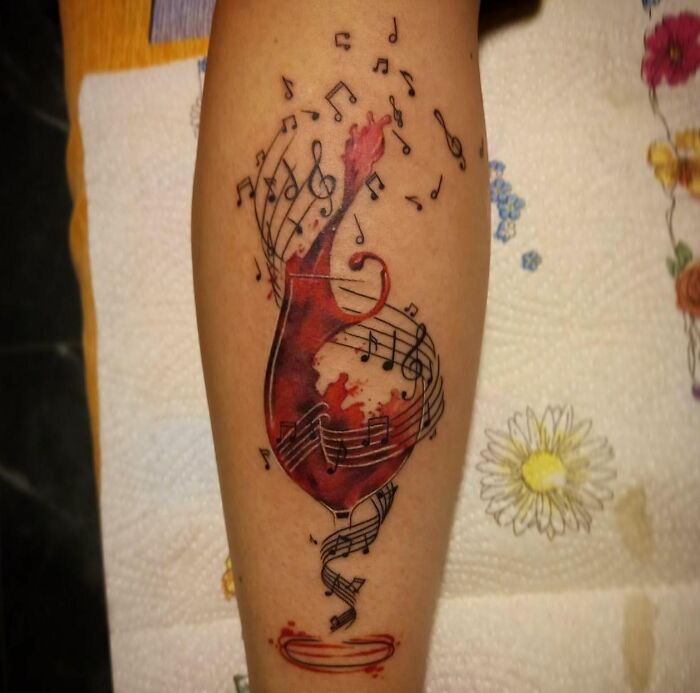 Tatouage musique et vin rouge