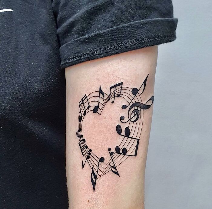 Tatouage de balancier musical en forme de coeur