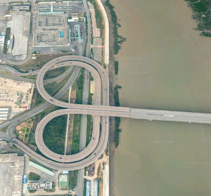 C’est le pont qui sépare la Chine de Macao, parce que tu conduis sur la voie de gauche à Macao et sur la voie de droite en Chine. C’est ainsi qu’ils passent de la gauche à la droite et vice-versa.
