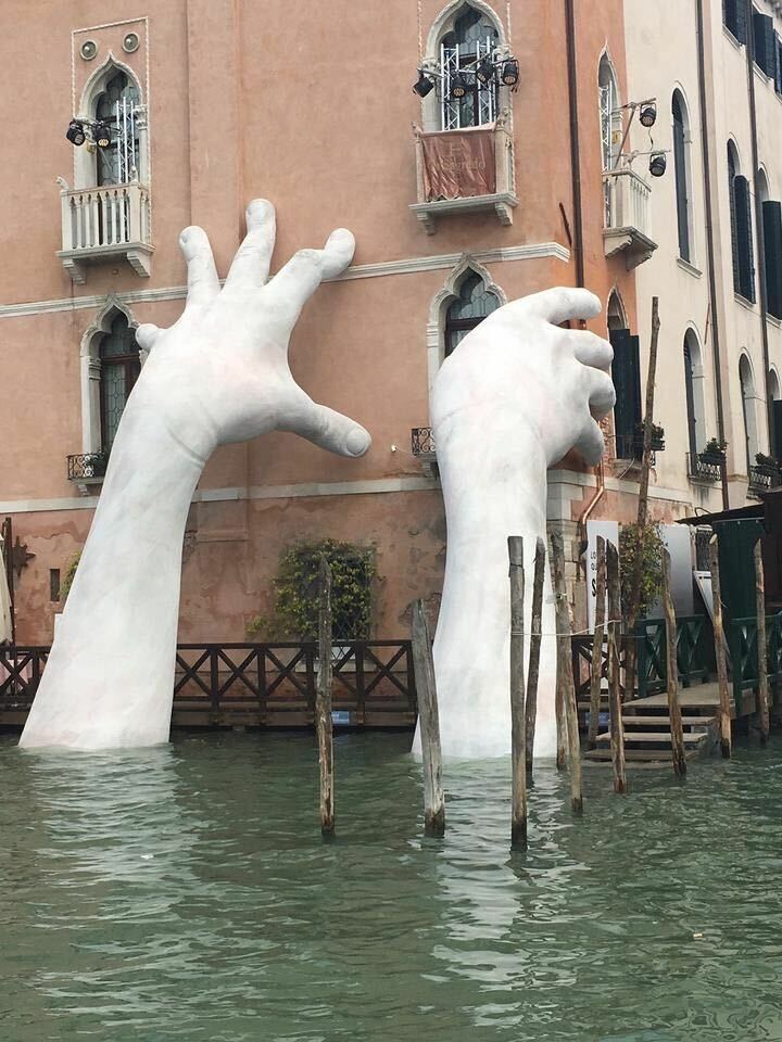 Des mains géantes émergent de Venise