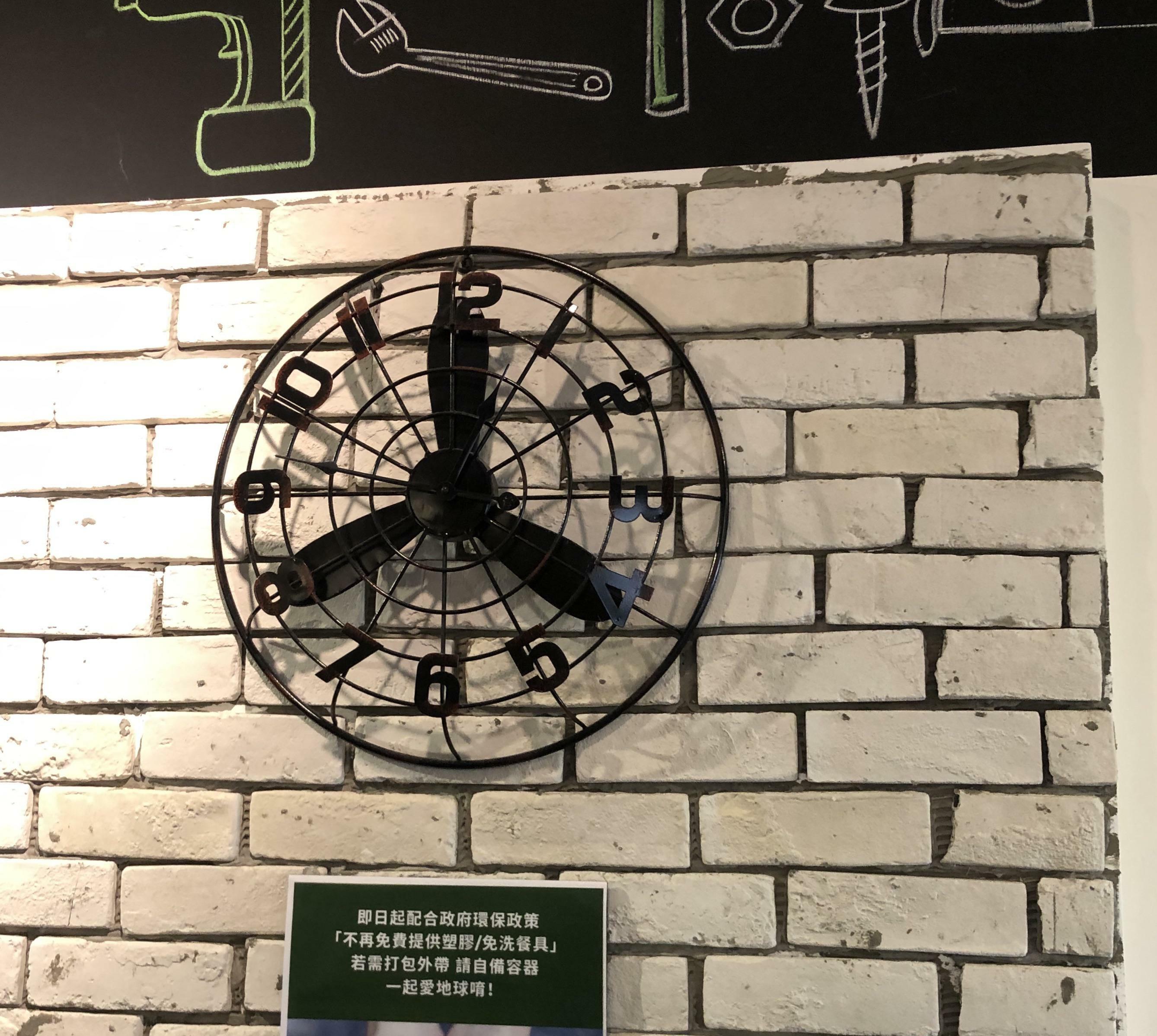 Cette horloge. Peux-tu me dire quelle heure il est ?