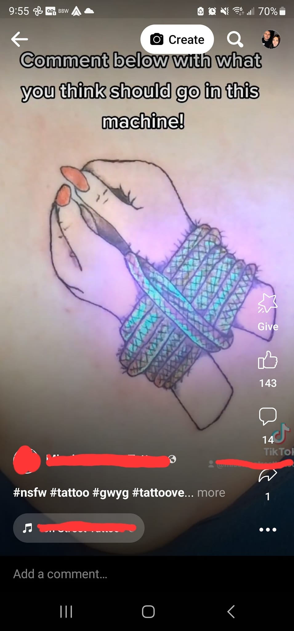 Le fait que quelqu’un ait tatoué ça, pris une photo et l’ait téléchargée 🥴 Ce n’est pas le pire que j’ai vu, mais ce n’est définitivement pas le meilleur. Surtout les ongles 🫣