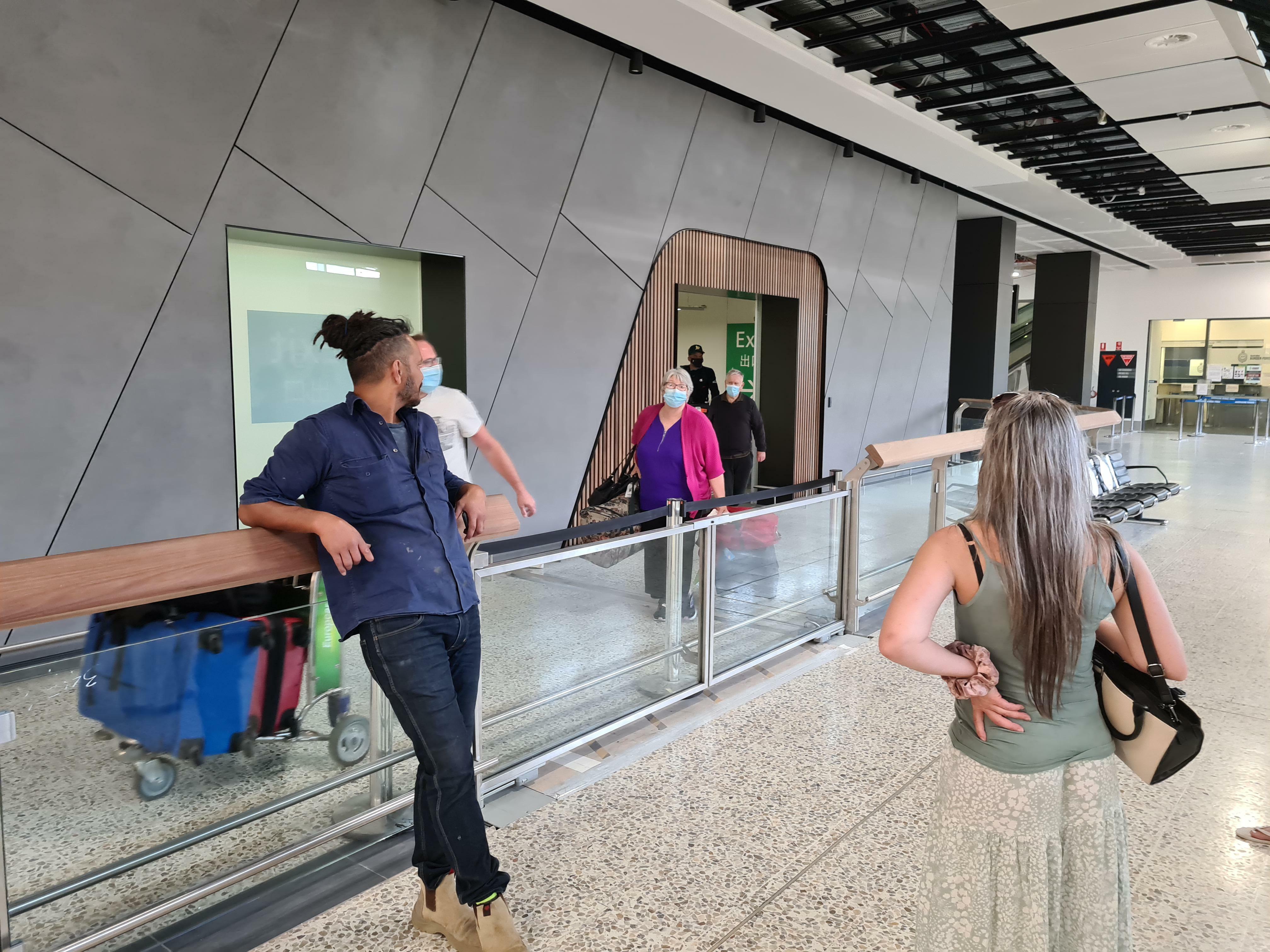 J'ai remarqué que la jupe de cette femme se confondait avec le sol pendant que j'attendais mes parents à l'aéroport.