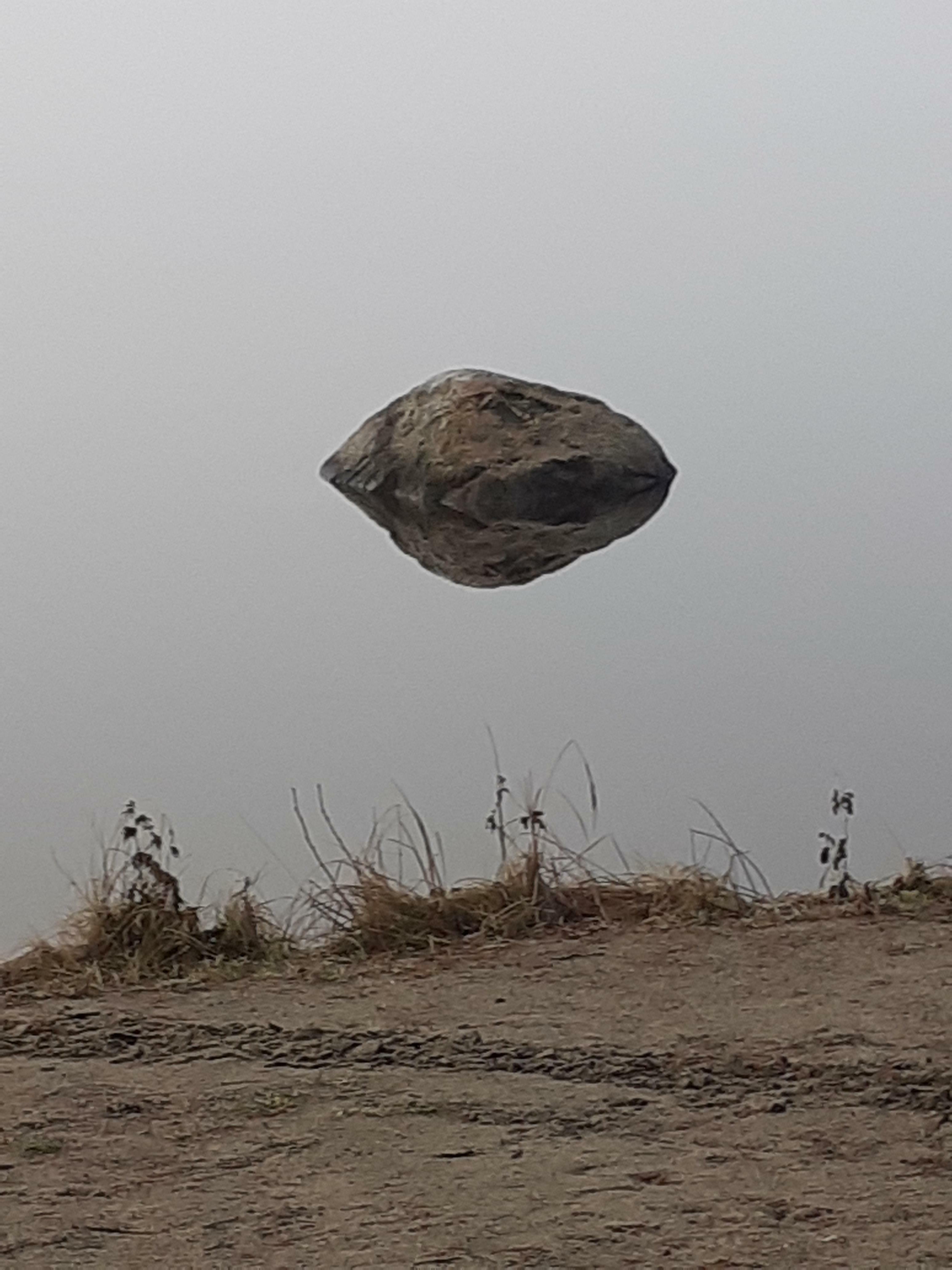 Explication : Le rocher se reflète dans l'eau que tu ne peux pas voir à cause du brouillard.