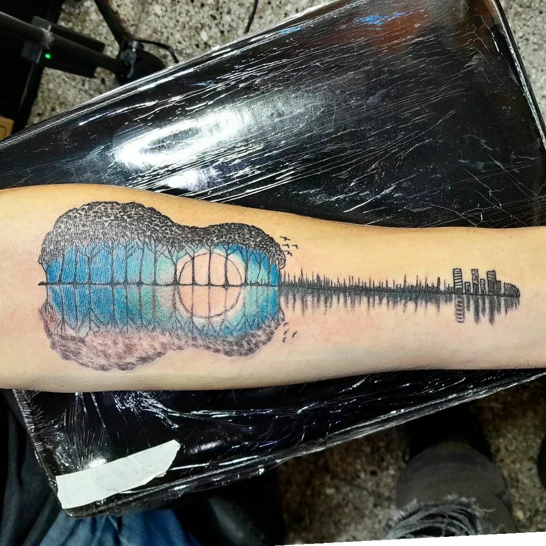 Tatouage guitare bleue et nature