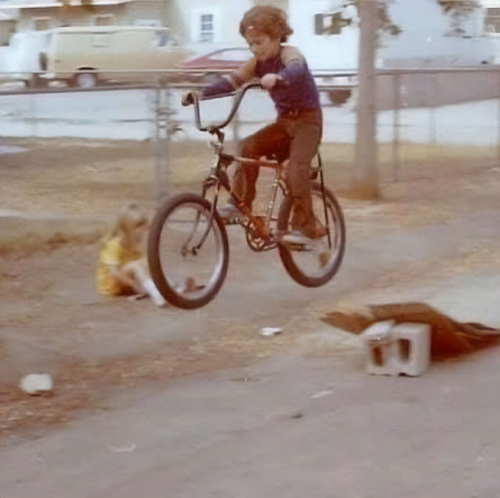 Aujourd’hui, ils portent un casque, dans les années 70, tu portais un pantalon en velours côtelé marron.