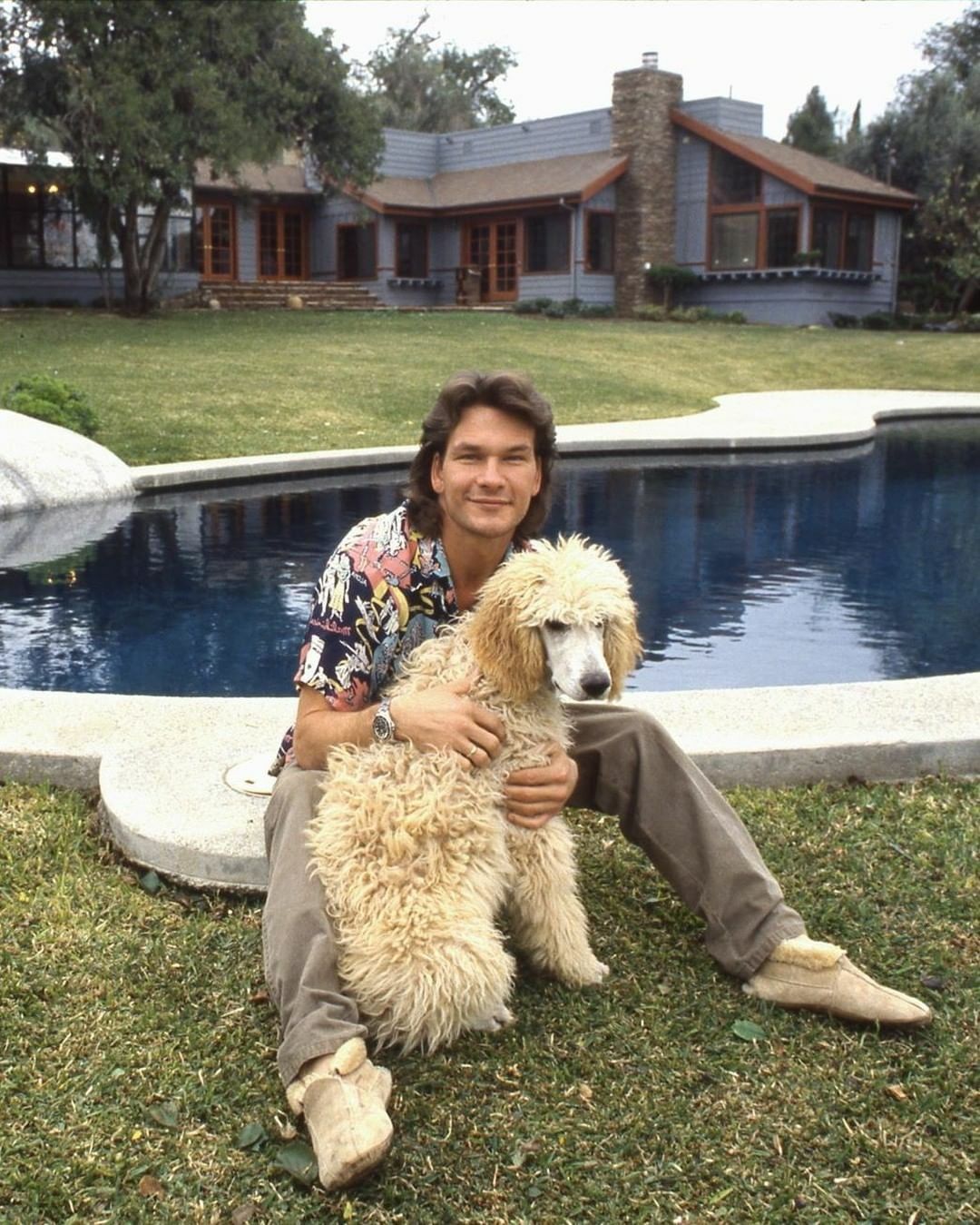 Patrick Swayze pose avec ses chiens bien-aimés dans les années 1980