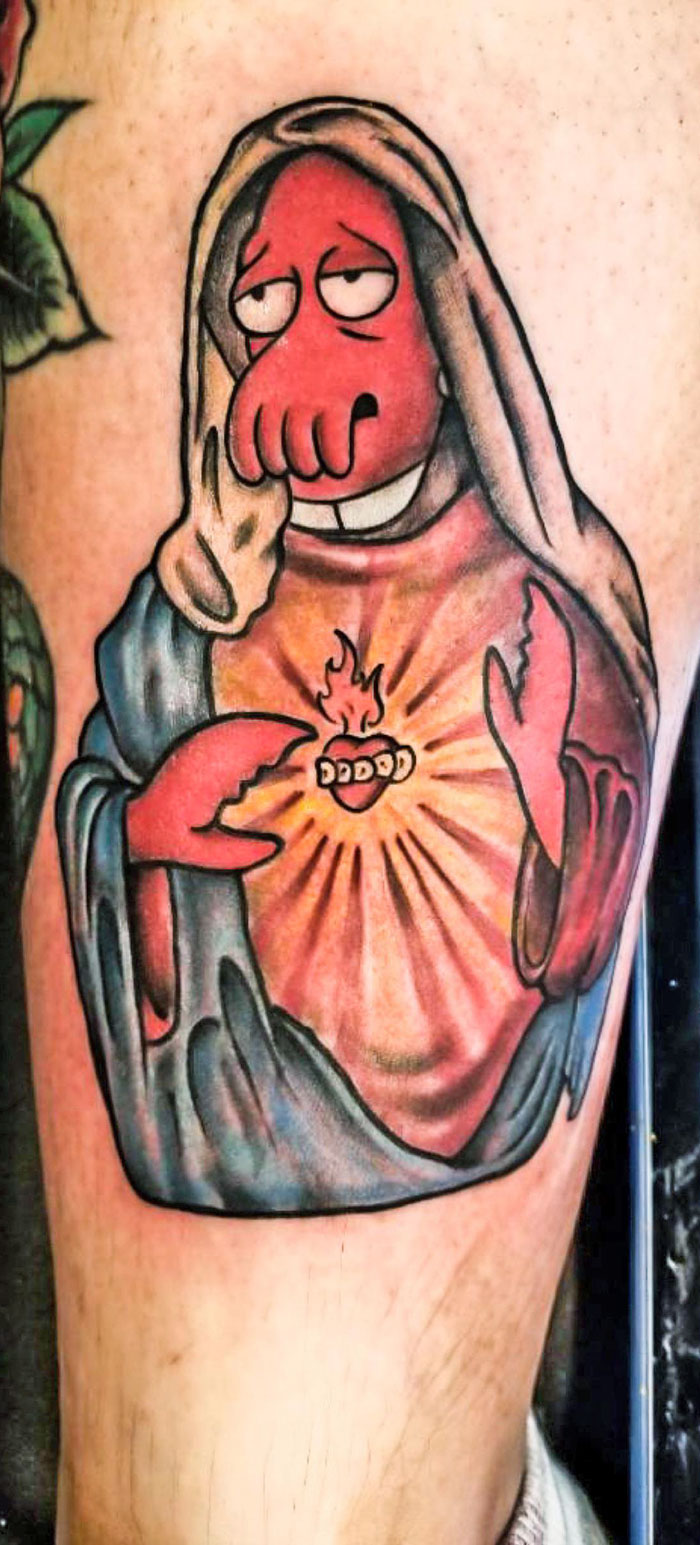 J’ai dessiné un motif de tatouage de la Vierge Marie de Zoidberg et je l’ai fait tatouer sur ma jambe. Profite