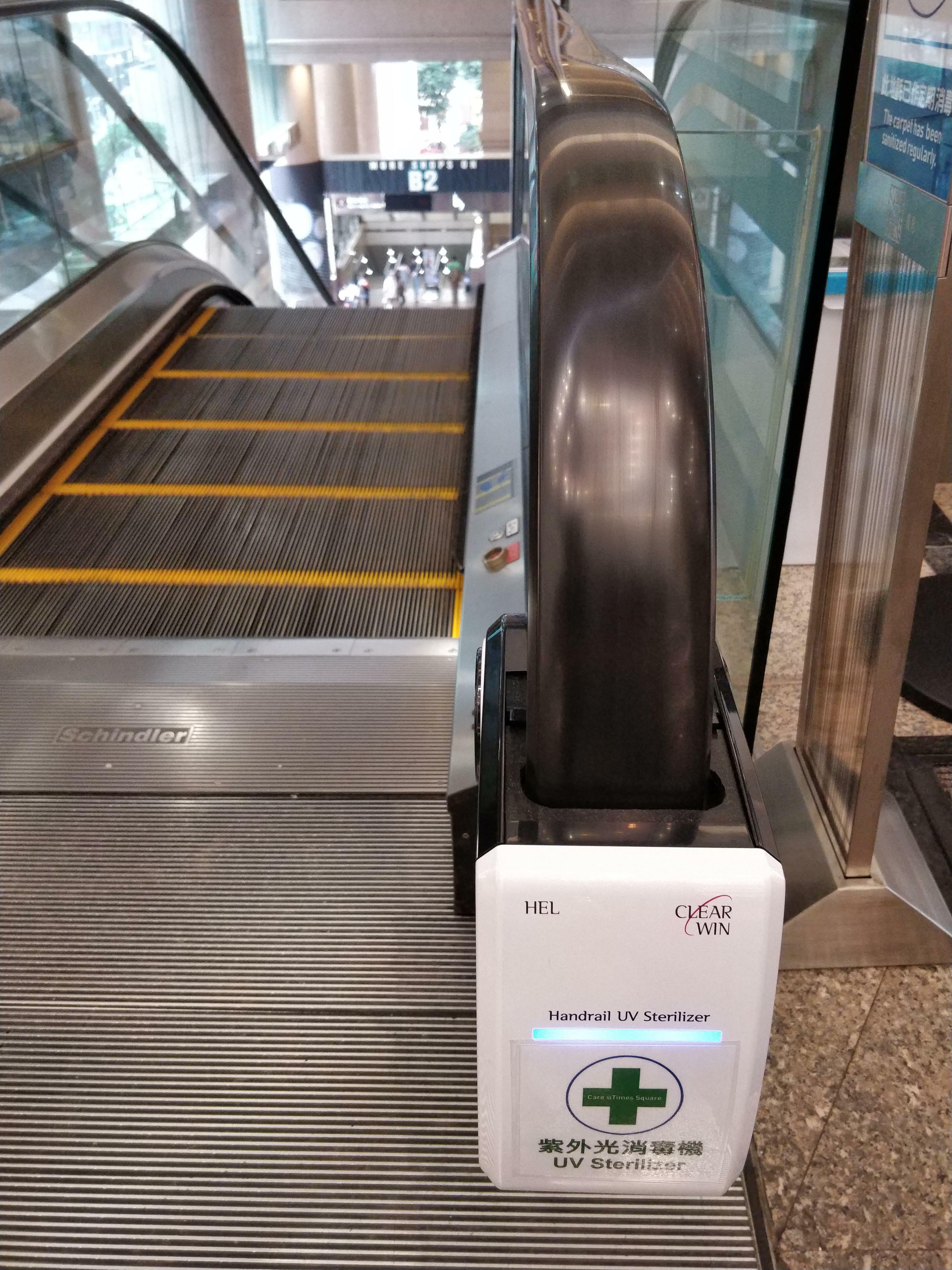 Ce stérilisateur de main courante à UV sur un escalator à Hong Kong