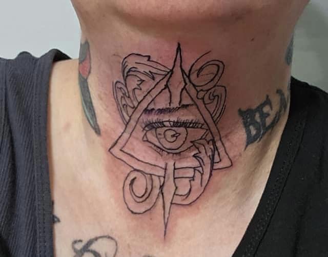 Un(e) ami(e) a posté qu’il/elle s’est fait tatouer le cou et que l’artiste a fait un travail fantastique.