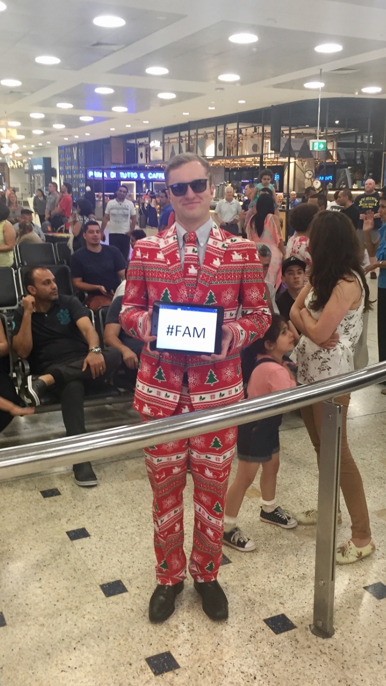 Quand ton copain te dit qu’il viendra te chercher à l’aéroport le soir de Noël