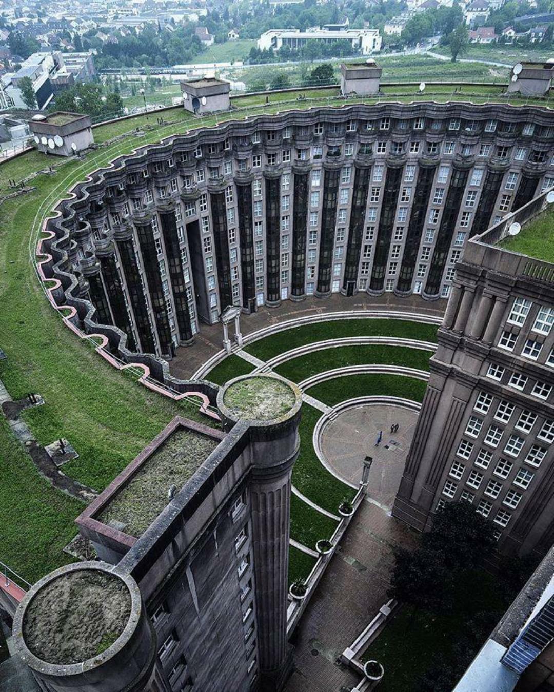 Construits de 1978 à 1982 à Noisy-Le-Grand, une banlieue située à 10 miles à l’est de Paris, Les Espaces D’abraxas est un ensemble résidentiel remarquable conçu par l’architecte catalan Ricardo Bofill, décédé l’année dernière.