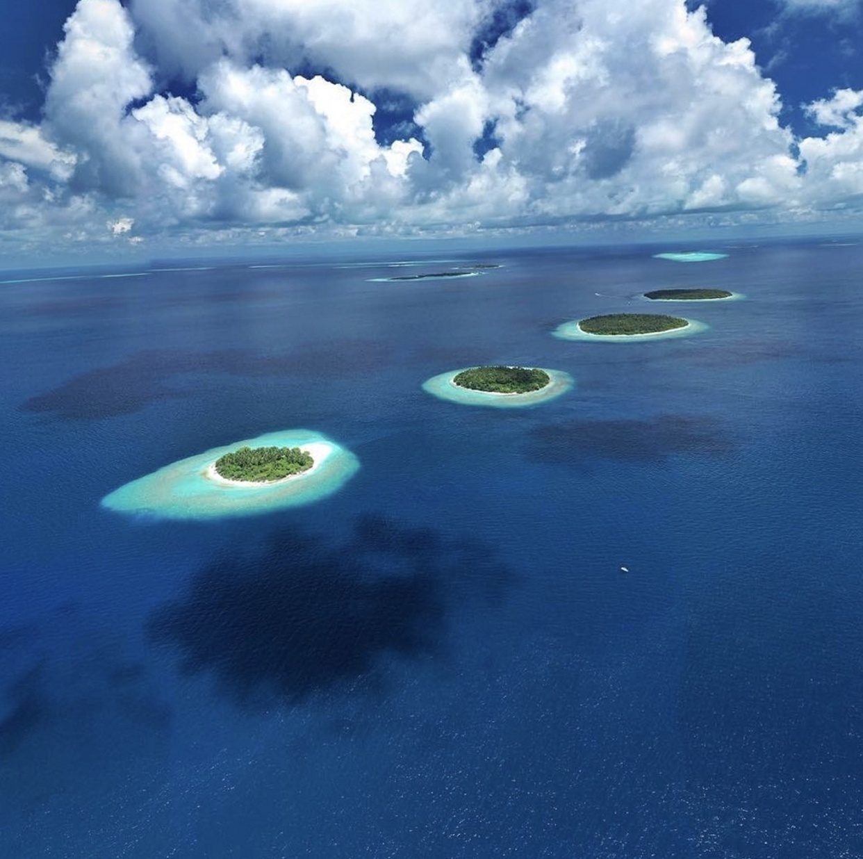 L’ombre des nuages donne l’impression qu’il s’agit d’îles flottantes.