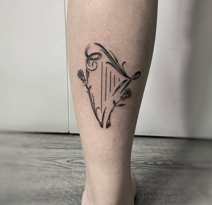 Tatouage de harpe florale minimale noire