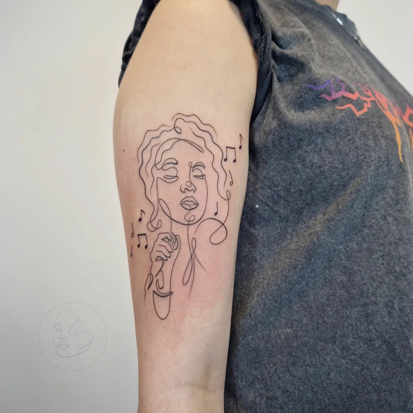 Femme chanteuse tatouage d’une ligne