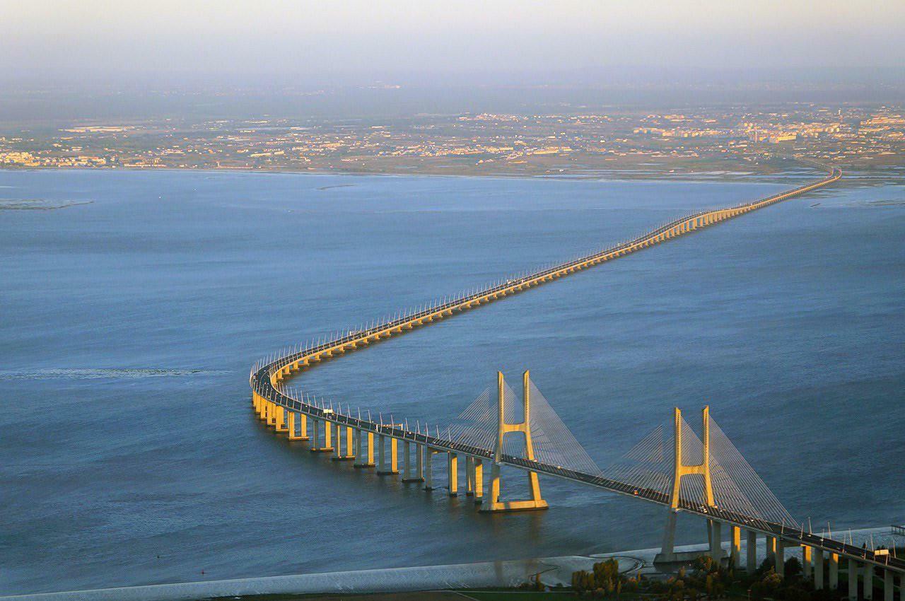 En raison de la destruction d’un certain pont russe, le pont Vasco De Gama à Lisbonne, au Portugal, est désormais le plus long pont (utilisable) d’Europe.