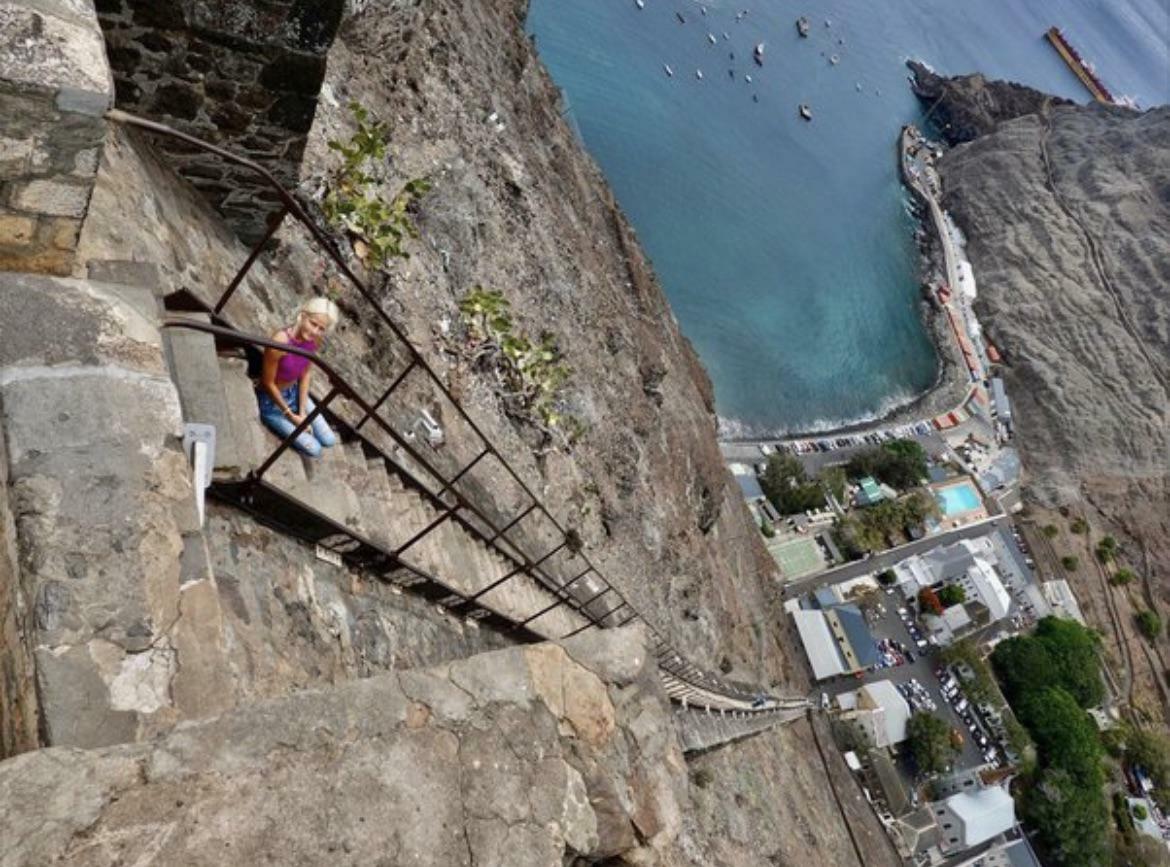 L’échelle de Jacob, sur l’île atlantique isolée de Sainte-Hélène, est l’un des plus longs escaliers droits du monde, s’élevant à 183 mètres.
