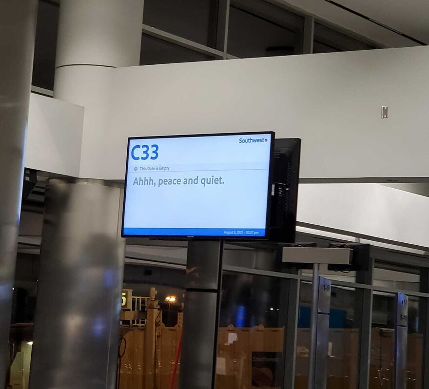 Pendant ce temps, à 22h30, à l’aéroport de Denver