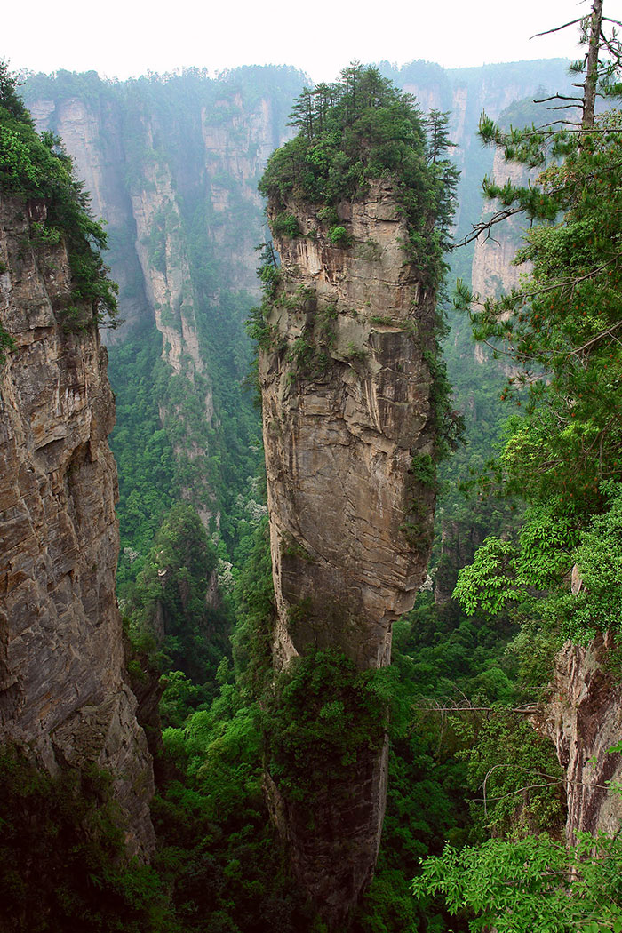 Montagnes d’Avatar – Zhangjiajie, Chine – également connues comme source d’inspiration pour Pandora. P.S. L’écho ici est incroyable.