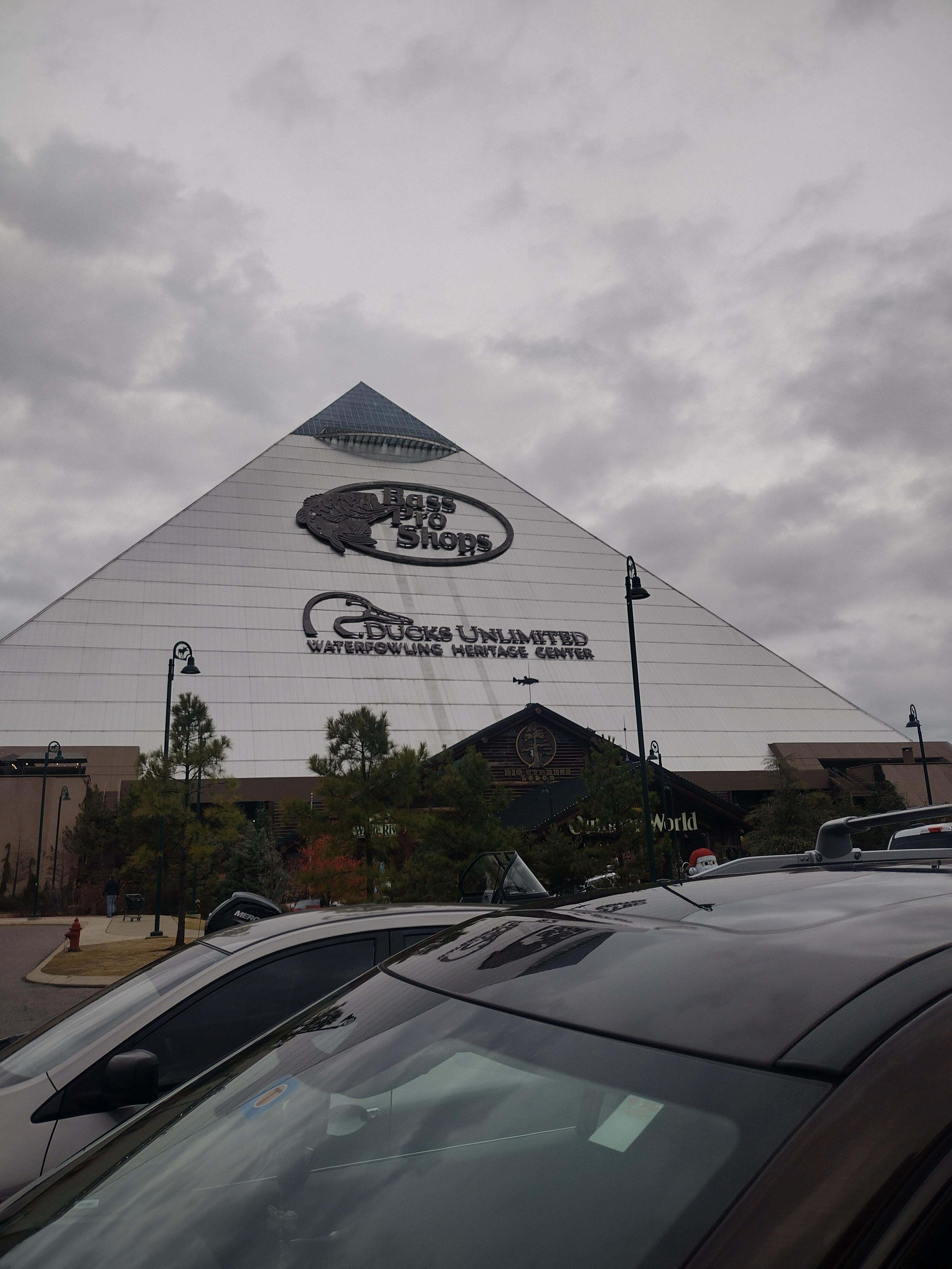 La pyramide de Bass Pro Shop à Memphis Tennessee est absolument démesurée, c'est bizarre d'être près d'elle.