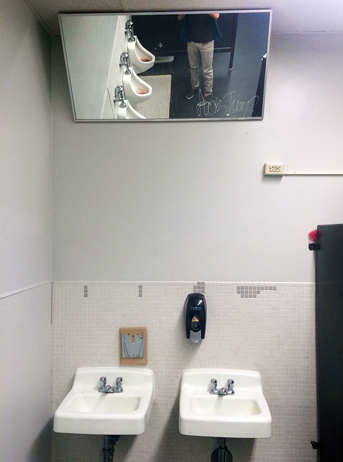 Le miroir des toilettes pour hommes de mon école