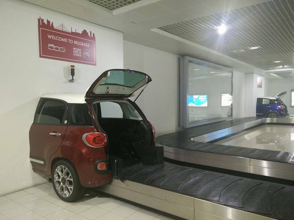 Dans cet aéroport, les bagages sortent du coffre de la voiture.