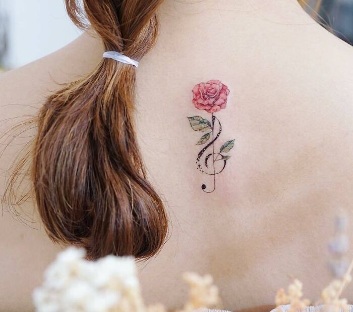 Note de musique et fleur tatouage dans le dos