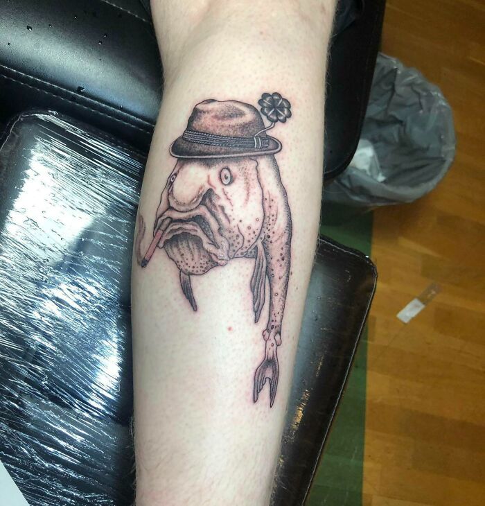 J’ai gardé ce tatouage de poisson-blob pour aujourd’hui, il est si laid qu’il en est beau.