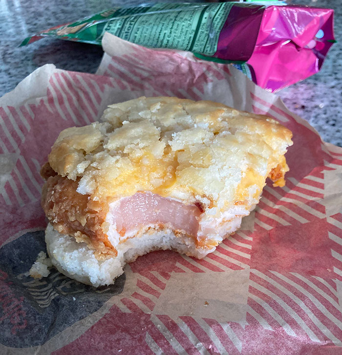 Ce matin, j’ai mangé du Bojangles et j’ai pris une bouchée de mon filet cajun, et c’est tout simplement cru.