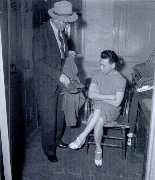 Nathan Hahn a été arrêté en 1940 pour avoir porté des vêtements féminins et a refusé de porter les vêtements masculins que lui présentait l’inspecteur Holt.