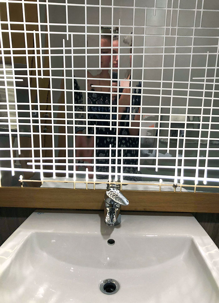 Miroir de salle de bains dans un bar en Italie