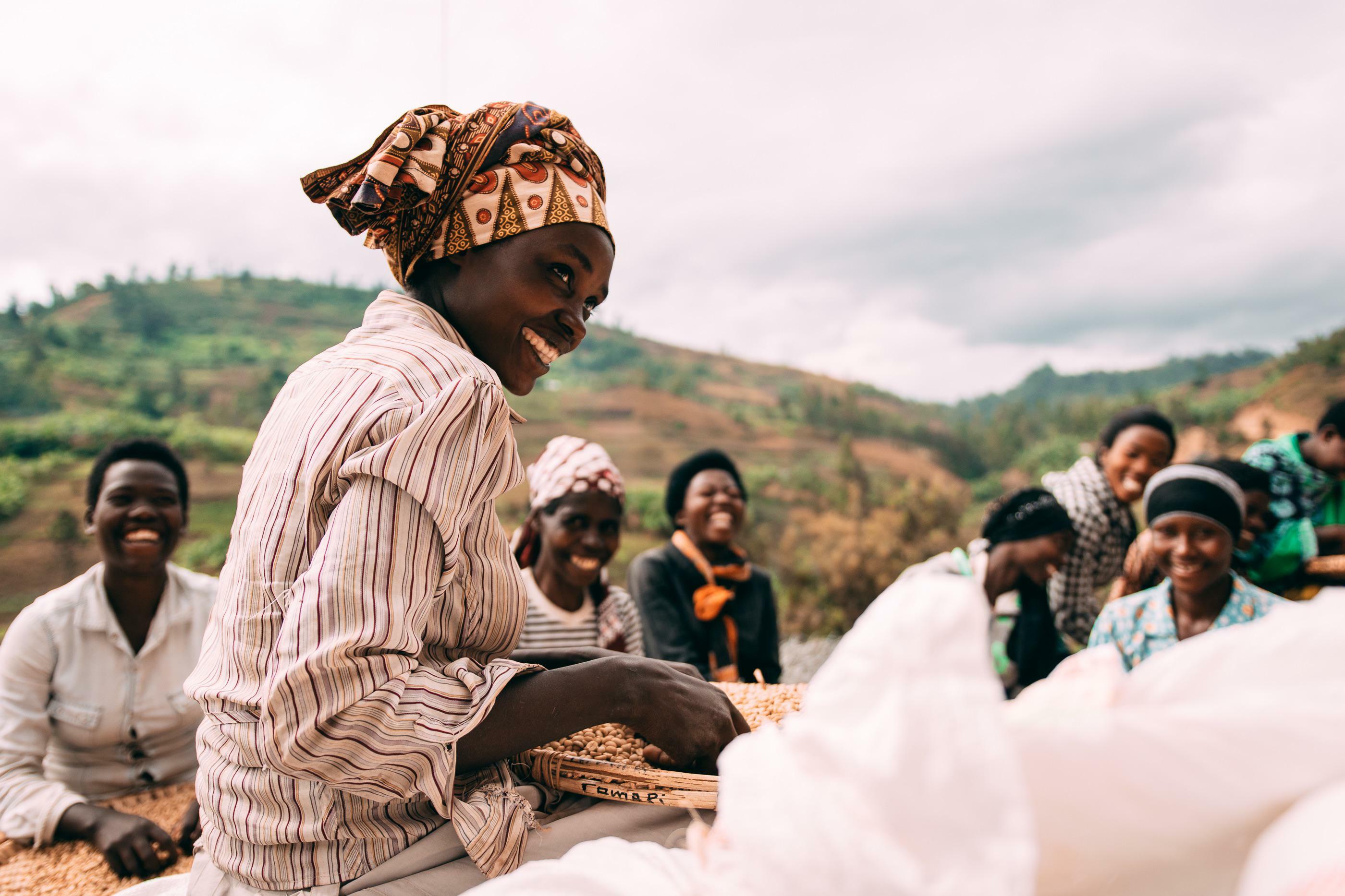 ITAP d'une femme triant des grains de café au Rwanda