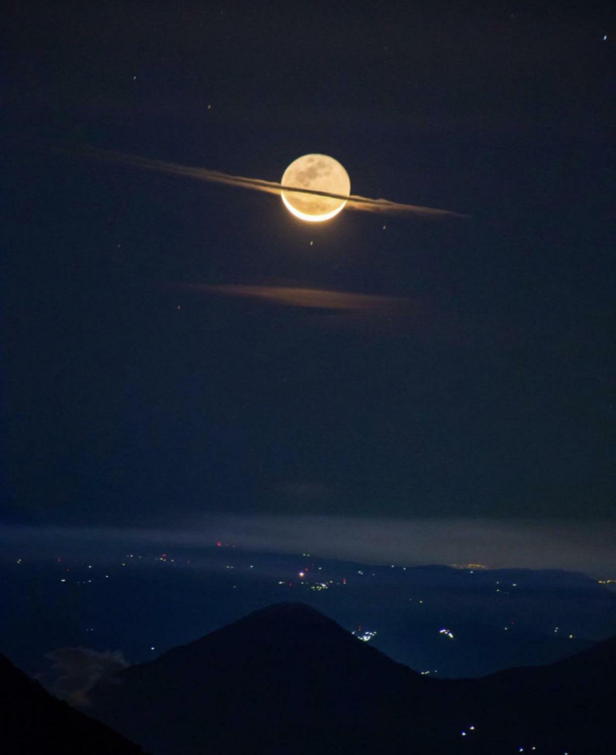 La lune ressemble à Saturne