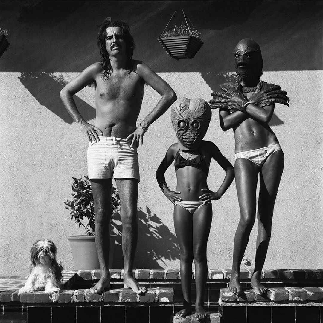 La star américaine du rock Alice Cooper chez lui avec sa petite amie portant un masque imitant la créature du lagon noir, le film à petit budget qui a été réédité en 1975.