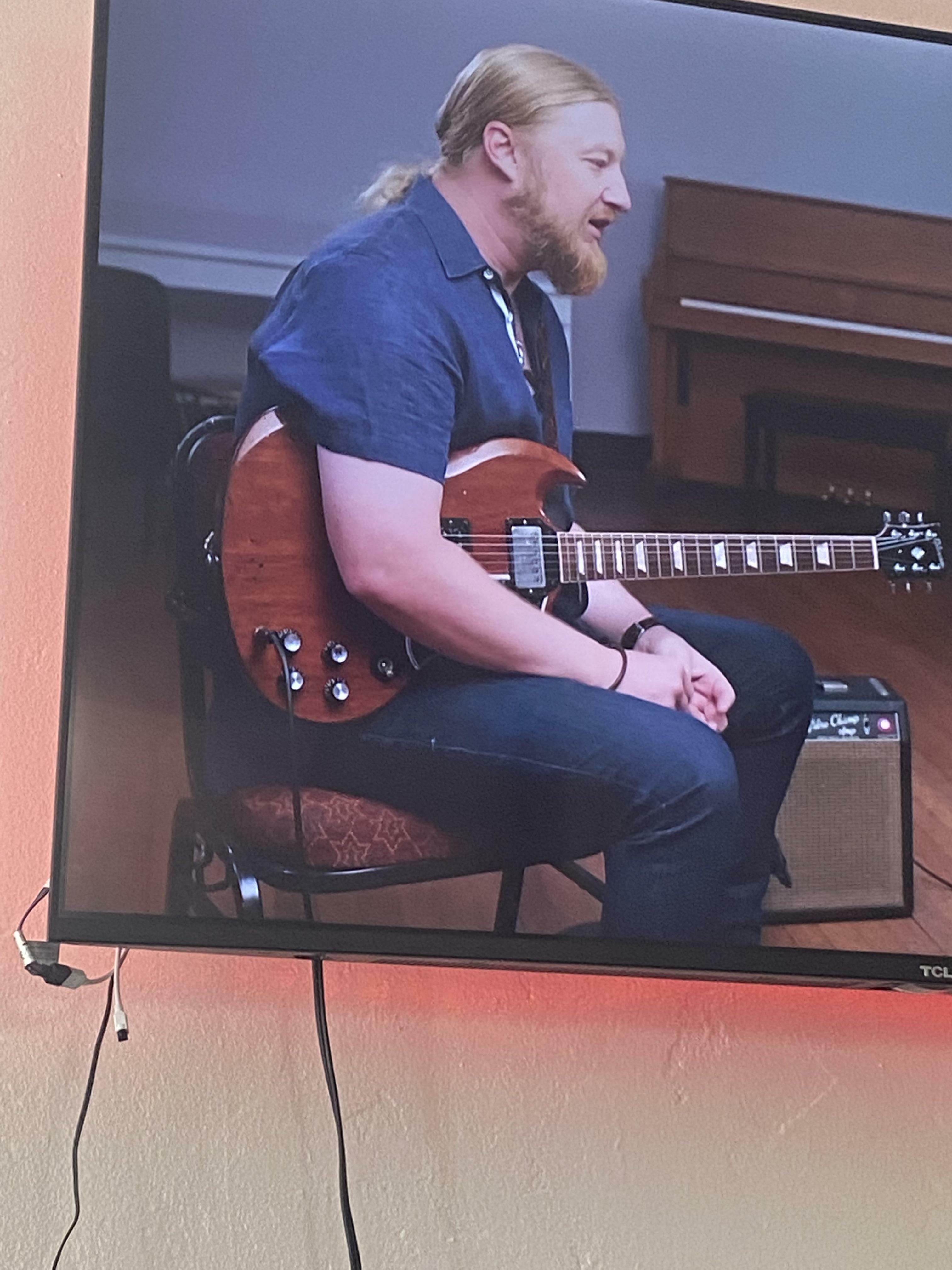 Pendant une fraction de seconde, j'ai cru que le câble de la guitare de Derek Truck sortait de ma télévision et j'ai été très confus.