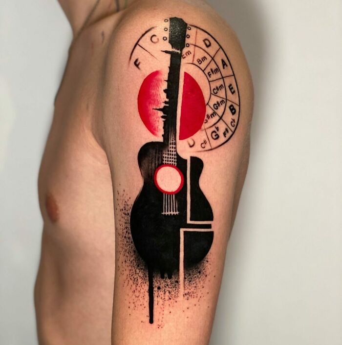 Tatouage de guitare noir et rouge