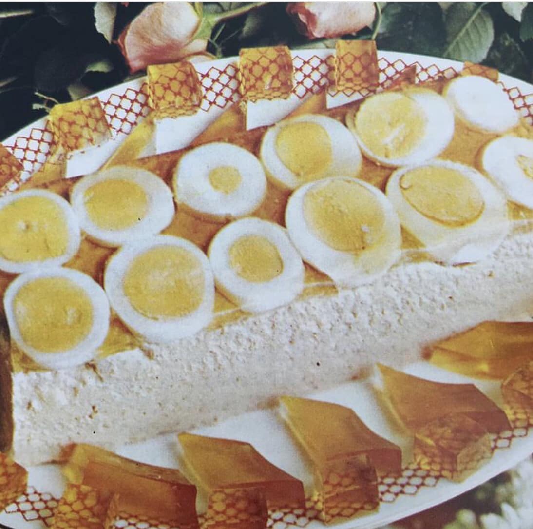 Un pain de poulet inspirant, garni de délicieux oeufs en aspic