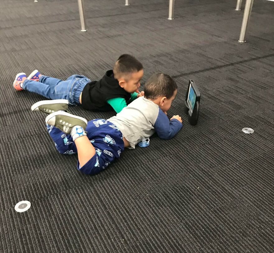 Ton fils s’est fait un ami à l’aéroport. Ils ne parlent pas la même langue, mais ils arrivent à coexister gentiment.