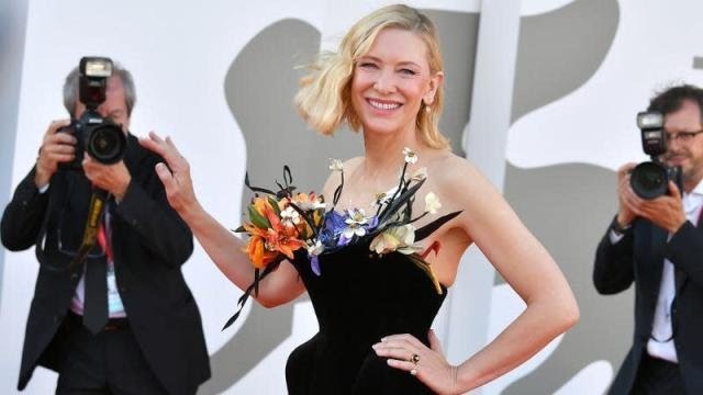 Cate Blanchett s’appuie sur un petit photographe