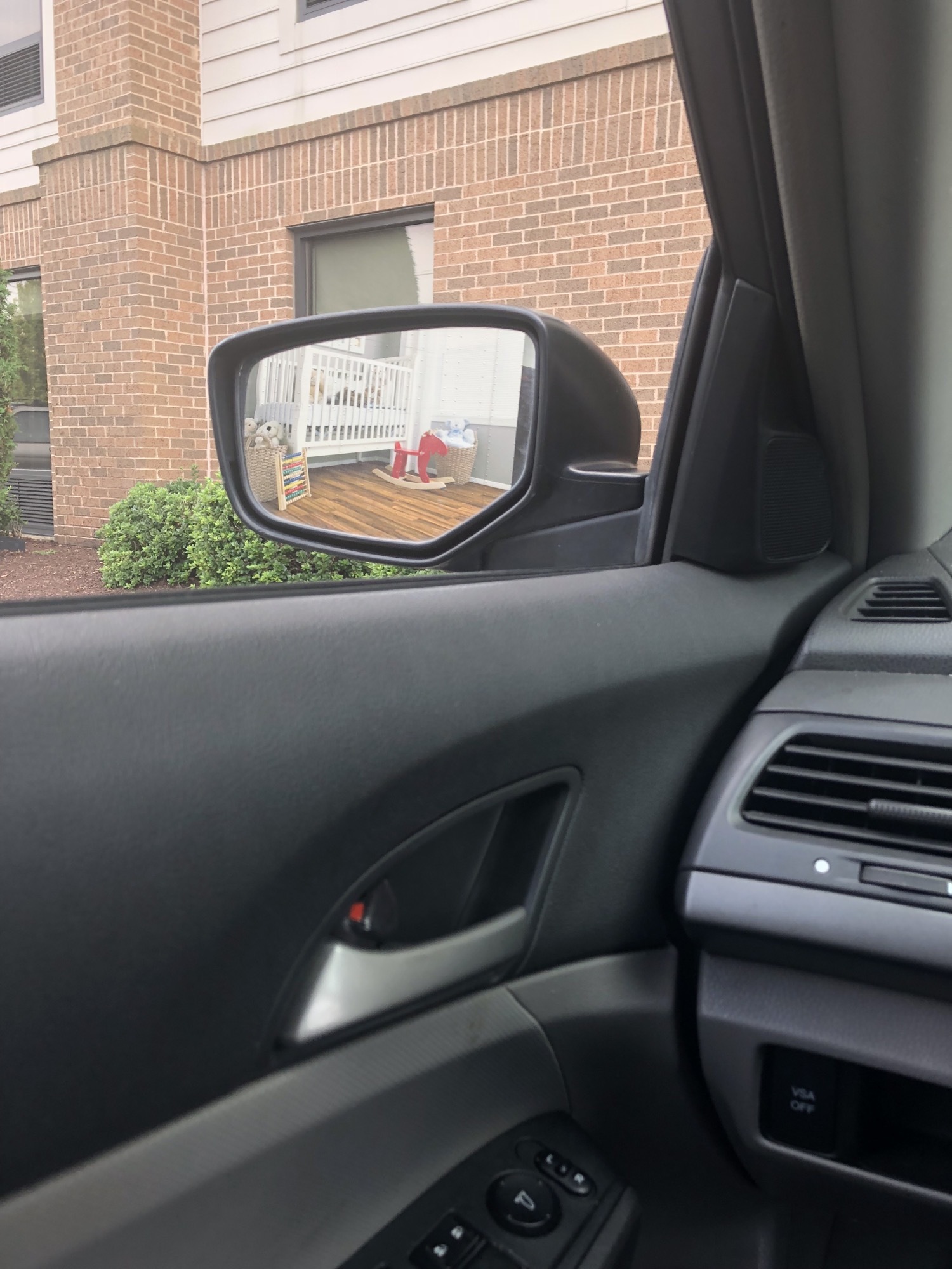 Un camion de livraison de meubles garé derrière moi pendant la pause déjeuner.