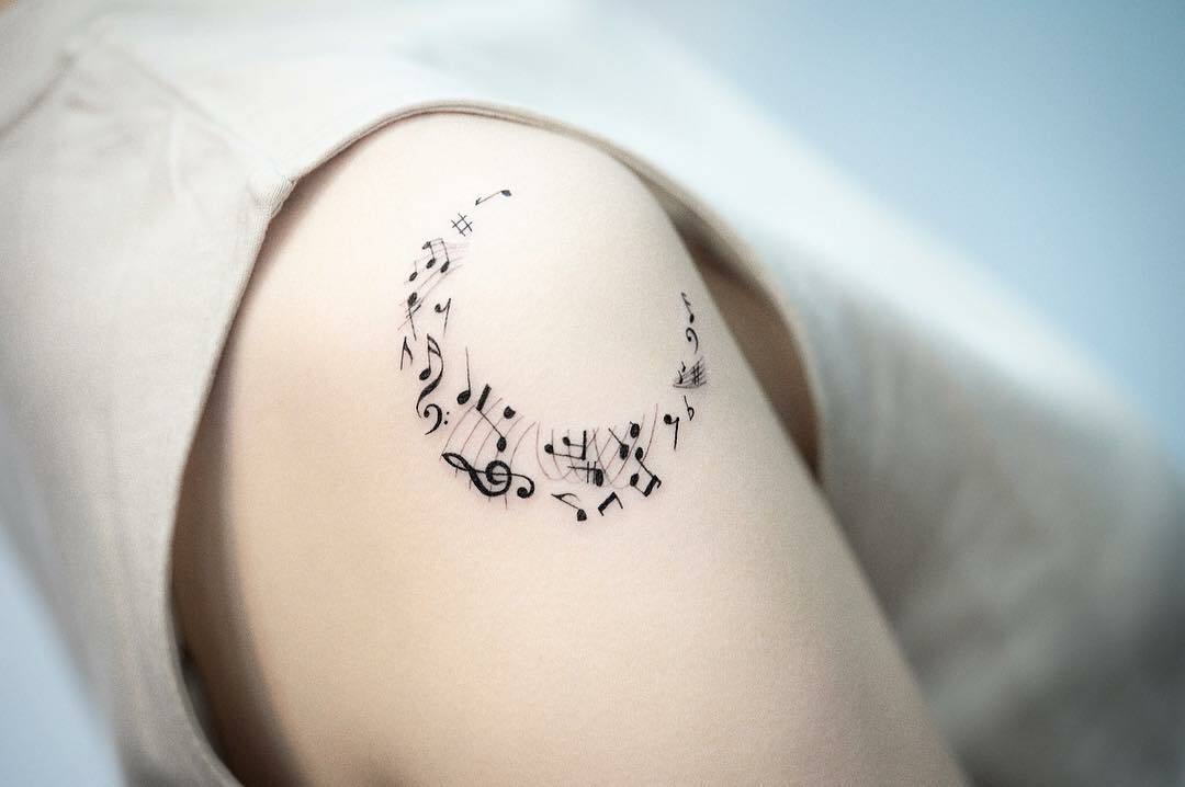 Tatouage de la lune musicale sur l’épaule