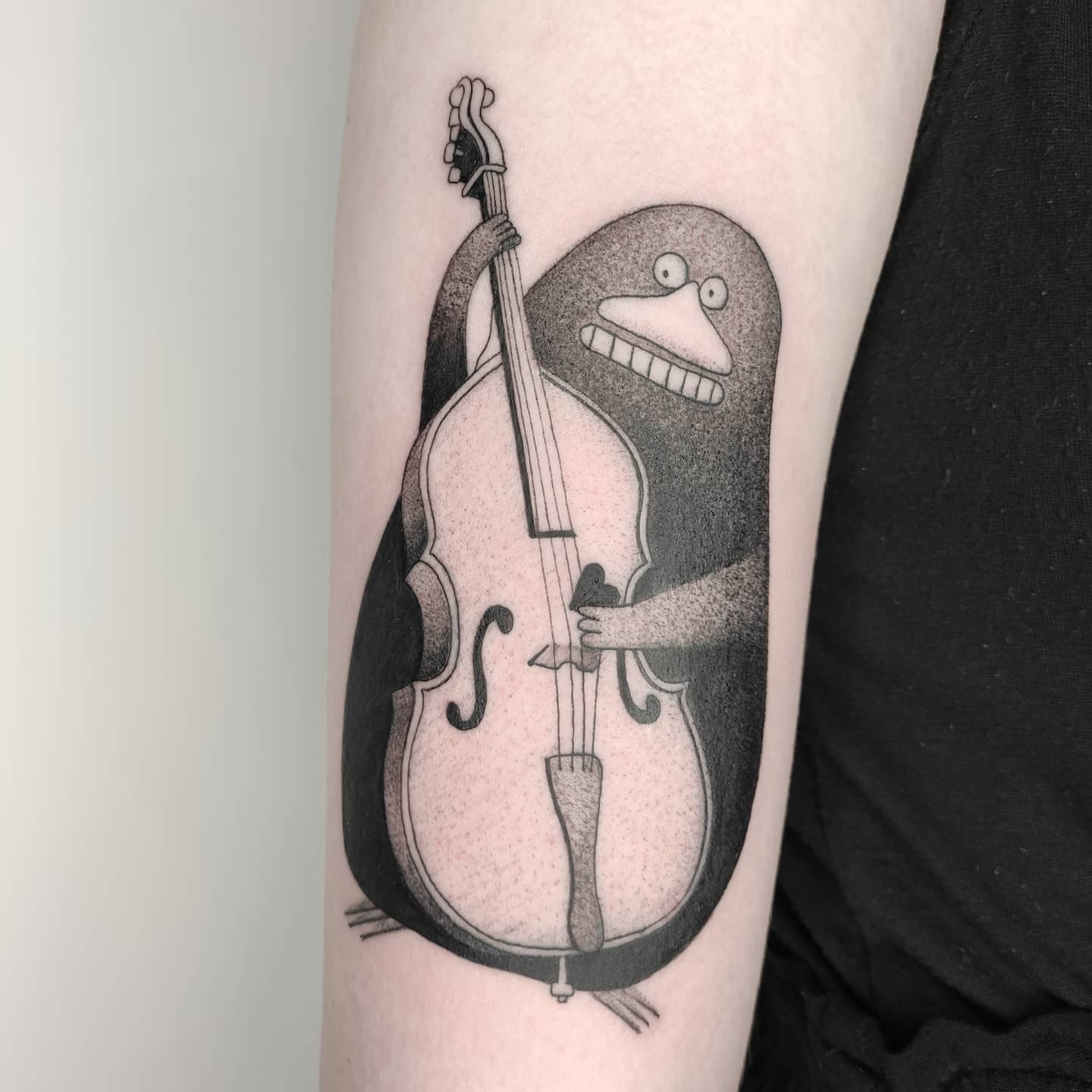 Groke Moomin jouant de la contrebasse Tattoo