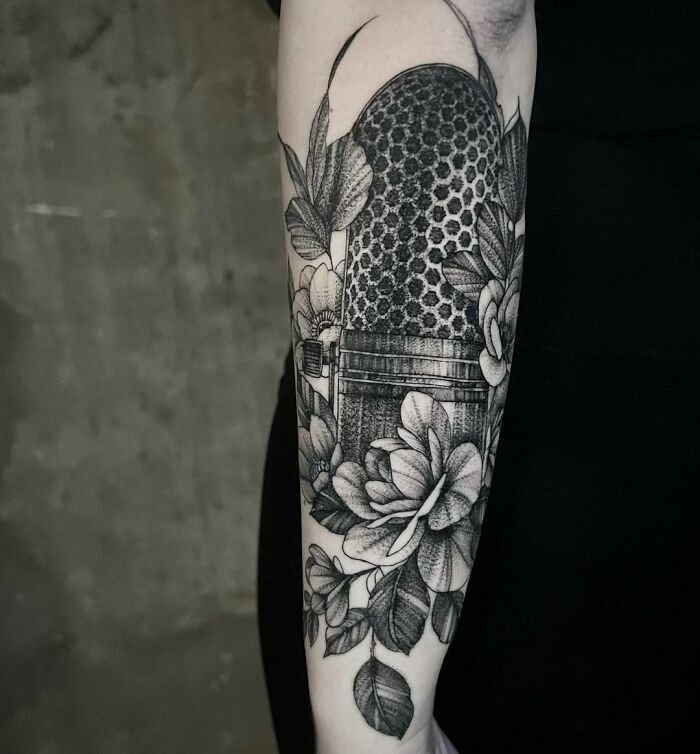 Tatouage microphone et fleurs