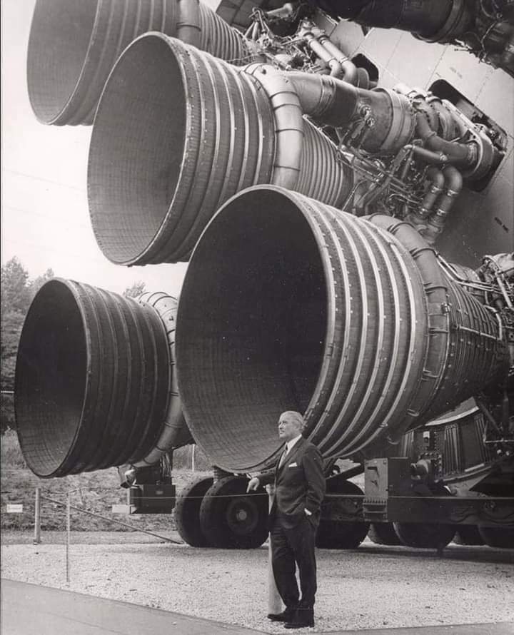 Wernher Von Braun à côté des moteurs F-1 qui ont emmené l’homme sur la Lune. (1969)