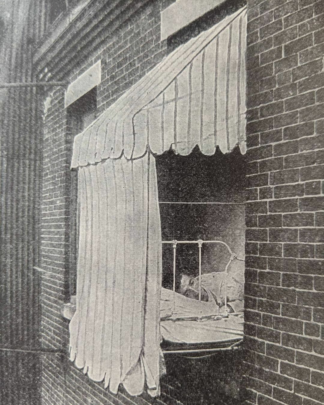 La tente à fenêtre a été conçue à l’origine pour permettre aux patients de suivre le traitement de la tuberculose en plein air, chez eux, lorsqu’ils ne pouvaient pas utiliser de porches ou d’autres bâtiments ouverts à cette fin, dans les années 1910.