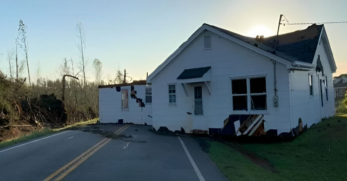 Une tornade survenue pendant la nuit à Thomaston, en Géorgie, a arraché une maison de ses fondations et l’a mise sur la route.
