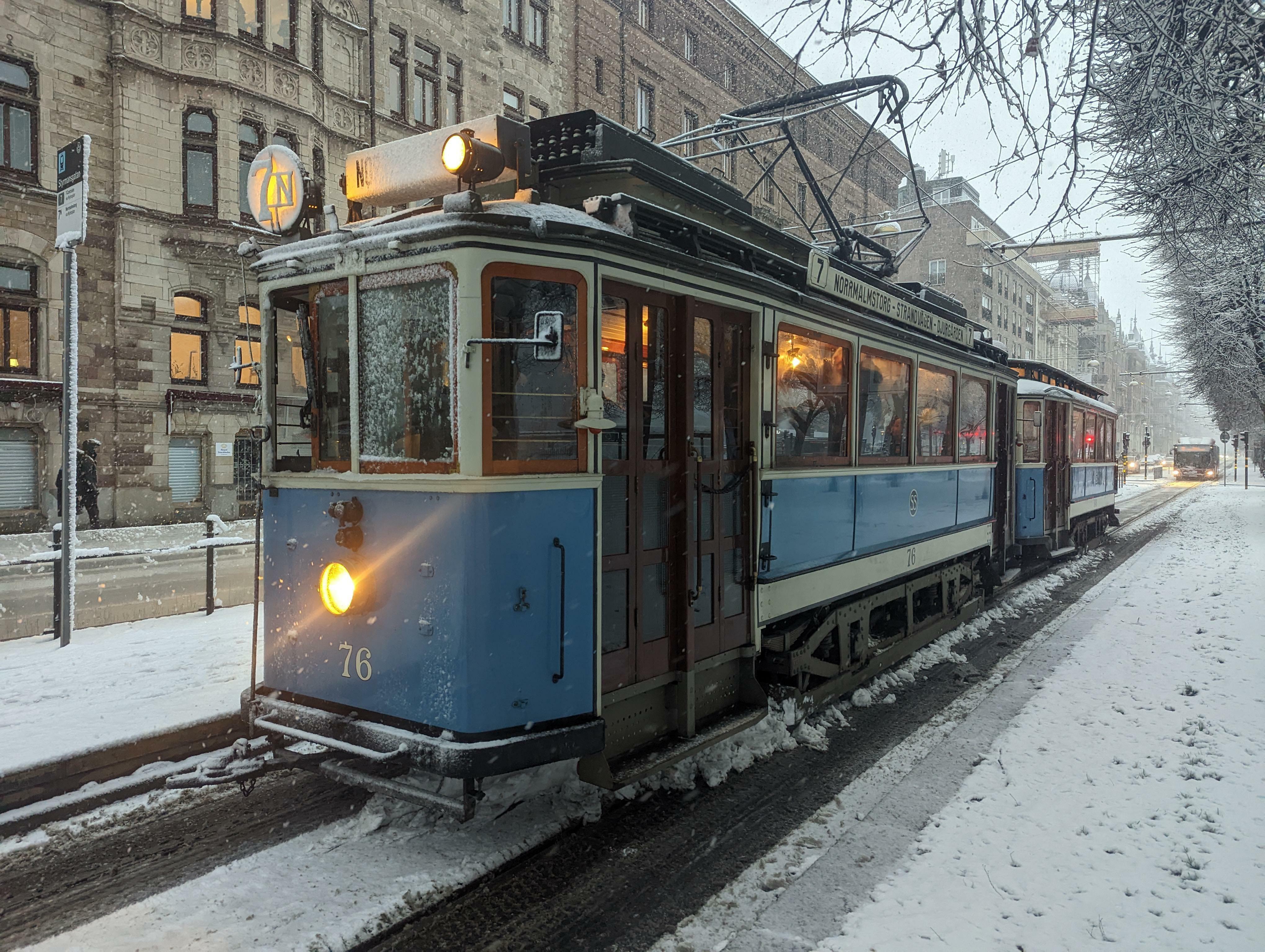 Tramway de 1926 toujours en activité dans les rues de Stockholm, Suède, novembre 2022.